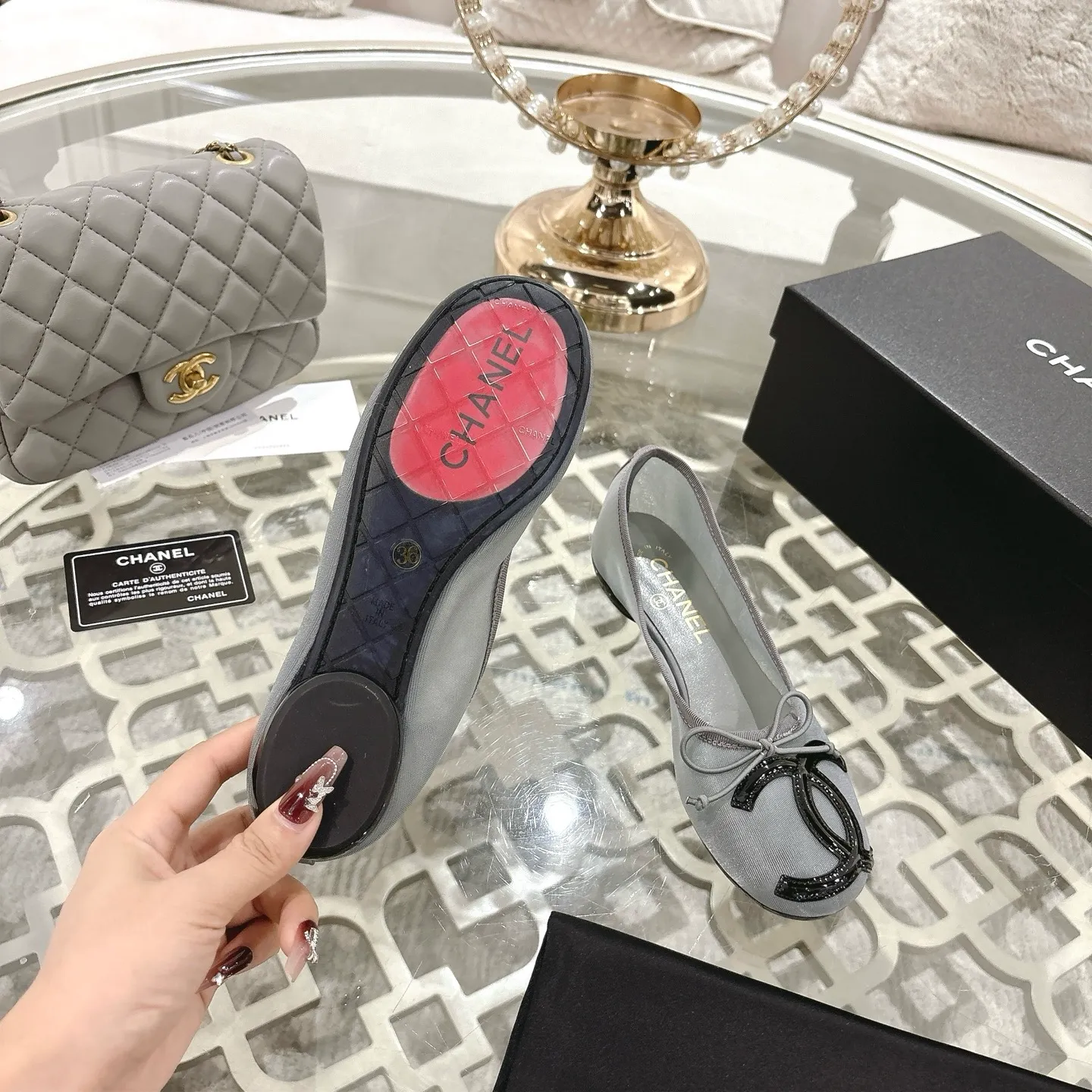 👟👟Ex-factory price 520👟👟 Mesh [purchase-level quality] CHANEL Xiaoxiang 25/A new summer bow-tie shoes 💃 This pair of "dancing shoes" is really breathtakingly beautiful! Made of cowhide fabric + exquisite electric embroidery, every detail exudes a sense of high-end ~ classic bow design, Italian genuine leather sole, comfortable and elegant on the feet, a perfect must-have for fairies!  🌟 All counters are from the same source! All materials are customized according to the original 1:1, and are developed and patterned from genuine products. The quality is absolutely assured ~ a classic that must be bought every year, a versatile artifact that looks great whether paired with skirts or jeans!  💖 The perfect finishing touch for summer outfits, sisters, just do it! 👉 Fabric: Imported sheepskin Lining: Imported sheepskin Outsole: Private molded outsole Size: 35-40